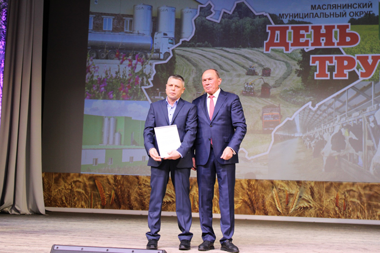 Агроному сибирского подразделения «ЭкоНивы» вручили благодарственное письмо от сенатора Российской Федерации