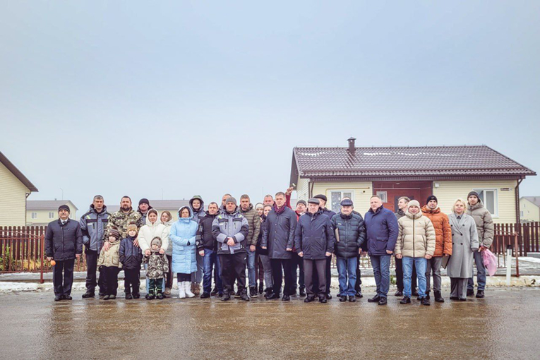 Двенадцать семей сотрудников калужского подразделения «ЭкоНивы» получили ключи от новых домов