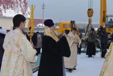Воздвижение крестов на купола храма Рождества Пресвятой Богородицы