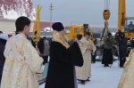 Воздвижение крестов на купола храма Рождества Пресвятой Богородицы
