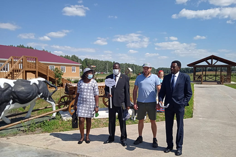 Полномочный посол Республики Уганда в РФ Джонсон Агара Олва вместе с делегацией посетил «ЭкоНиву»